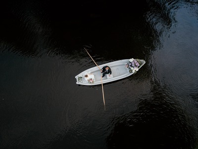 Hääpari soutuveneessä